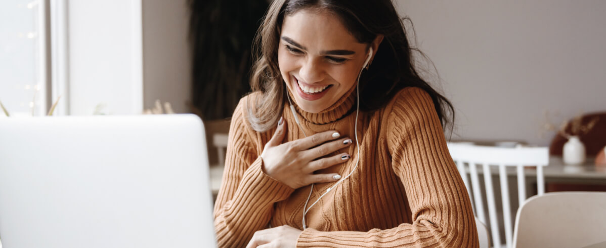 ragazza con laptop